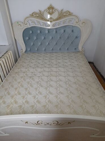 Двуспальные кровати: Кровать в классическом стиле с декоративным изголовьем и изножьем — 10