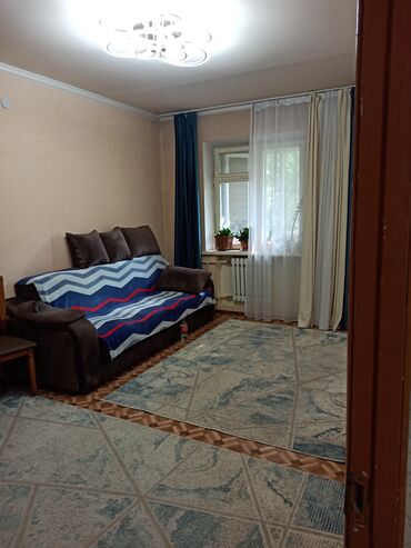 срочно продаётся 1 комнатная квартира в районе ошского рынка: 4 бөлмө, 105 кв. м, 105-серия, 2 кабат, Дизайнердик ремонт