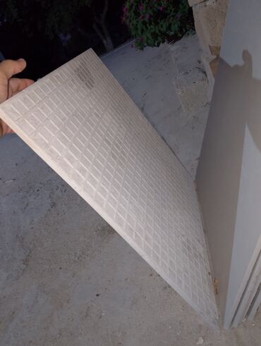 Lüğətlər: Döşəmə üçün istifadə edilən bu kvadrat formalı boz rəngli metlax