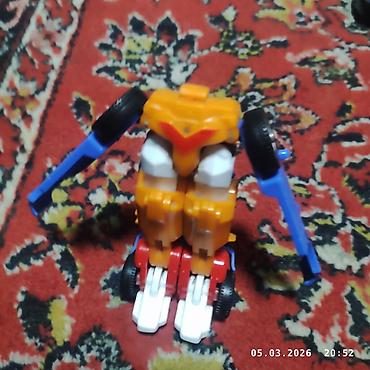 Игрушки: Игрушка-трансформер, способная менять форму из автомобиля в робота — 5