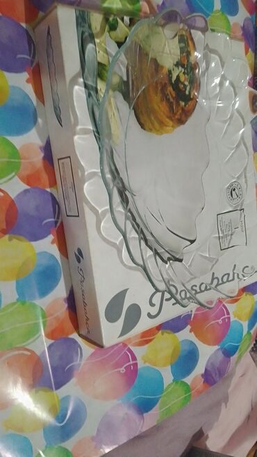 Staklena činija za posluživanje, brenda Paşabahçe, dizajnirana u