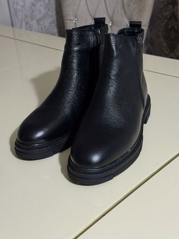 высокие мужские туфли: Təmiz dəri çəkmələr(botinka) hər iki tərəfindədə "zamoqlar" var