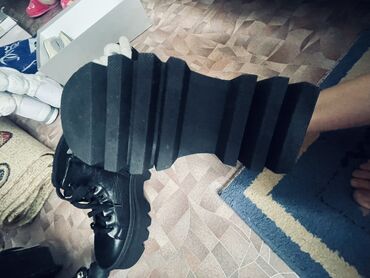 Ботинки и ботильоны: Черные женские ботинки на массивной платформе. Турецкий бренд покупали — 6