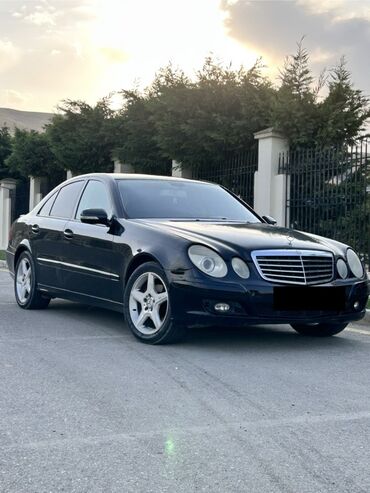 фольксваген гольф 1 4: Mercedes-Benz E-Class sedan (W211) – qara rəngdə, klassik dörd qapılı