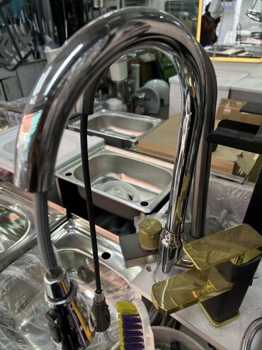 цена смесителя на кухню: Кухонный смеситель с высокой дугой и выдвижной лейкой - Тип