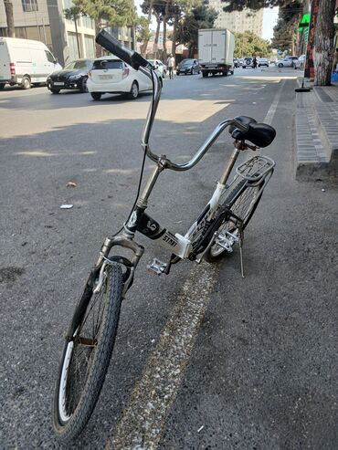Şəhər gəzintiləri üçün klassik tərzli velosiped - Rəng: ağ-qara -
