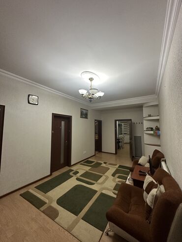 Uzunmüddətli kirayə mənzillər: 3 otag Hezi Aslanov, metroya 2 deygeliy yol, 127 kvadrat, əşyali