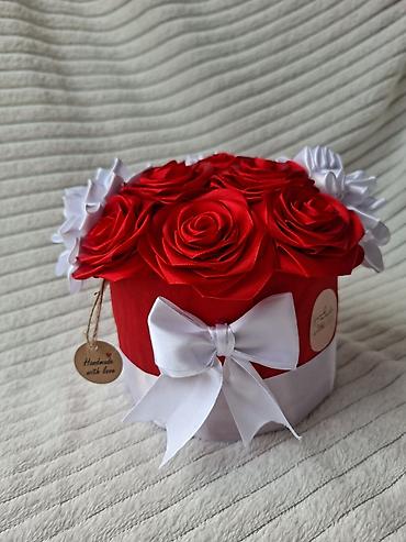 Ostali kućni dekor: Ručne dekorativne kutije sa satenskim cvećem - Unikatne aranžmane — 1