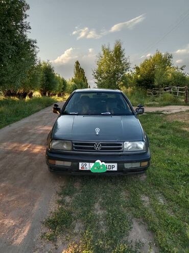срочно продаю в связи с переездом: Volkswagen Vento: 1993 г., 1.8 л, Механика, Бензин, Седан