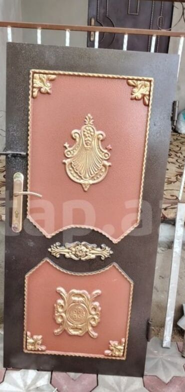 Giriş qapıları: Seyf qapi içden içe 1,78x160,üstünde açarları da verilir,yenidir,ölçü
