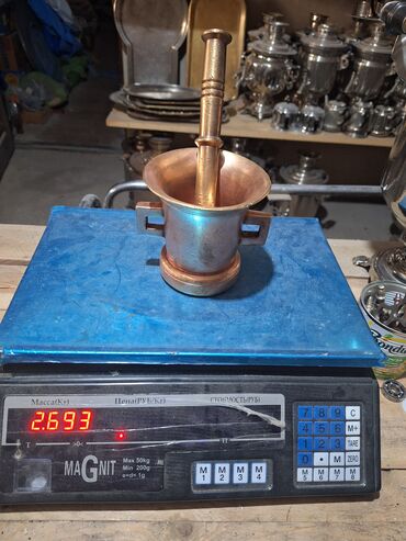 Digər qab-qacaq və mətbəx ləvazimatları: Dəstə daxilində müxtəlif ölçülü və formalı mis həvənglər və əzgilər — 9