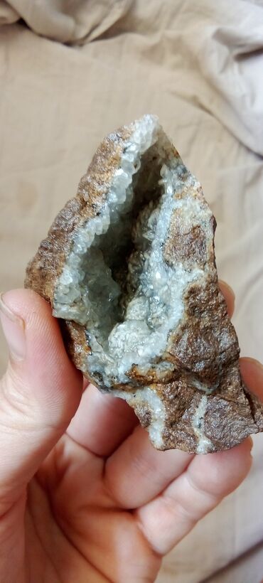 Kristali i minerali: Ovaj prirodni mineralni uzorak prikazuje kombinaciju boja, uključujući — 4