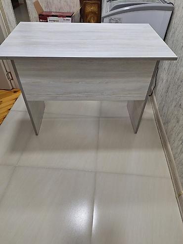 Masalar: Minimalist dizayna sahib masa - Üst səth: Hamar, yazı, noutbuk və — 3