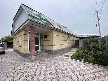 Продажа коттеджей и домов: Продаётся жилой дом с ограждённым двором и хозпостройками. Площадь — 1