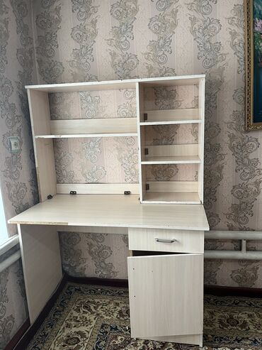 длинный письменный стол: Жазуу үстөл, Колдонулган