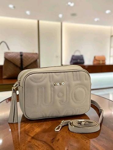 dekolte ili deholte: Liu Jo crossbody torba – model sa reljefnim monogramom - Kompaktna — 7