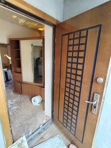 Pufiklər: Sağda olan seyf qapı satılır evdən köçdüyümüzə görə münasib qiymətə