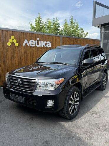куплю автомобиль бу: Чёрный внедорожник Toyota Land Cruiser с тонированными стеклами и