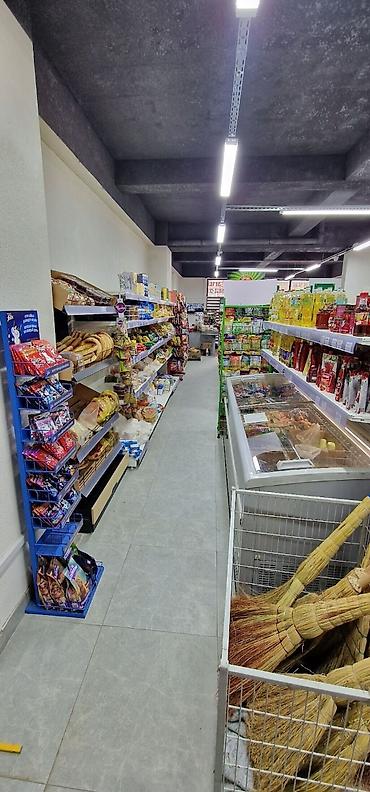 Аренда магазинов: Магазин, В жилом доме, 120 м² Действующий, С оборудованием, С ремонтом, Отдельный вход, 1 линия, Комната для персонала — 3