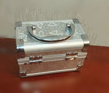 Sandıqlar: Mücrü qabı 2 əd mücrü(qızıl) qutu.Az İstifadə edilib. Yazılan qiymət — 9