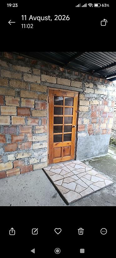 sekide ev: Kirayə üçün həyət evi Təcili kirayə verilir. 2 otaq 1 mətbəx. Ailəyə — 3
