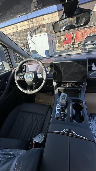 GAC: GAC Trumpchi M8 — просторный премиум-минивэн в белом цвете. 2.0 бензин — 7