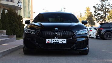 BMW: Чёрный BMW 8 серии Gran Coupe с полным приводом. Автомобиль выделяется