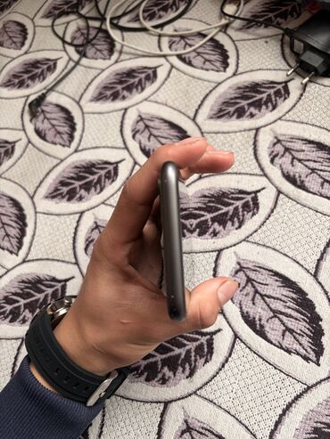 Apple iPhone: IPhone 11, Б/у, 64 ГБ, Черный, Чехол, 76 % — 12