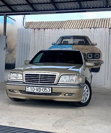 arxa kapot: Mercedes-Benz C-Sinif sedan - Korpus: 4 qapılı sedan, qızılı/metallik — 9