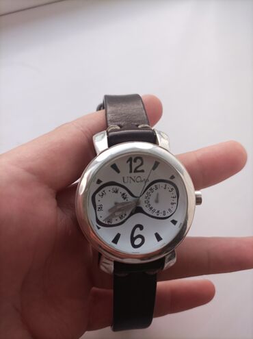 Наручные часы: Часы серебряные кожаный ремешок 
все работает