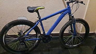 teker velosiped: Mavi rəngli dağ velosipedi. Şəhərdaxili sürüş və yüngül off-road — 2