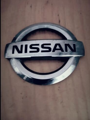 Emblemlər və nişanlar: Nissan.Mikra.
2012,ön,loqo