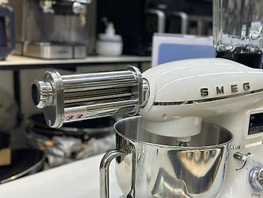 Блендеры, комбайны, миксеры: Кухонная машина Smeg с насадками 4-в-1 Описание: - Планетарный миксер — 6