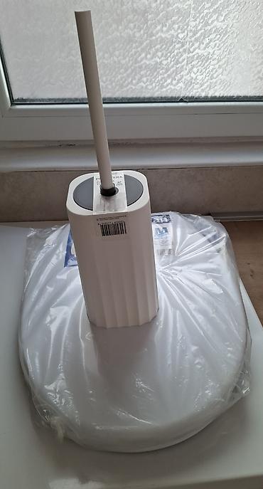 cev za wc solju: Beli komplet za WC: daska i četka. Daska je izuzetno lepog i — 1