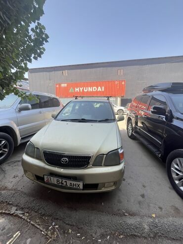 тойота ноах купить: Золотистый минивэн Toyota gaia с пятью дверями и рейлингами на крыше