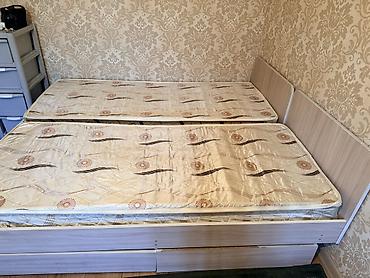 Матрасы: Продаю 2 отдельных кроватей с матрасами Два односпальных. Цена каждой — 1