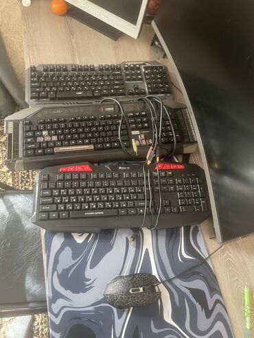 беспроводную мышку и клавиатуру: Продаю клавиатуры, рабочие с подсветкой каждая по 800 сом, продам