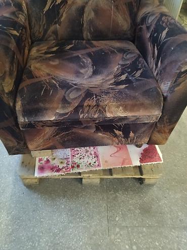 Мягкие кресла: Кресло - кровать с мягкой обивкой и подлокотниками. Обивка выполнена — 5