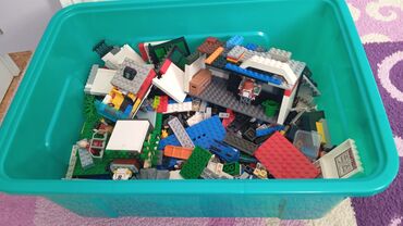 Игрушки: Набор строительных блоков Lego, состоящий из разнообразных деталей