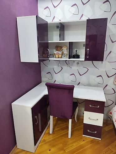 gence stol: Bənövşəyi-ağ rəng kombinində künc iş masası və üst asma modul dolablar — 1