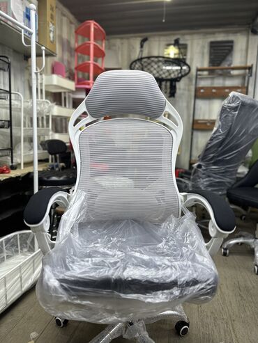 Кресла: Офисное кресло из армированного пластика, металическая ножка, грузо