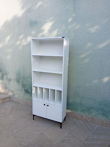 Ağ rəngdə çoxfunksiyalı kitablıq/raf sistemi - Dizayn: Minimalist