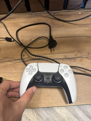 x plata: PlayStation 5 üçün DualSense simsiz oyun idarəetmə pultu. Ağ rəngdədir