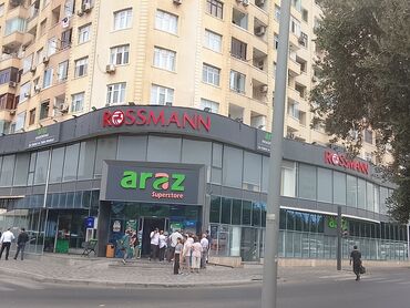 Uzunmüddətli kirayə mənzillər: Ev uzunmuddetli verilir. NEFTCILER METROSUNA ayaqla 5 deqiqelik