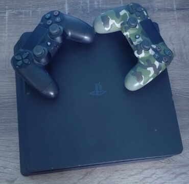 Əyləncə və oyun üçün nəzərdə tutulmuş qara rəngli Sony PlayStation 4