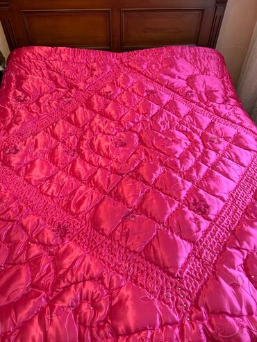 Süni güllər: Yenidir.İki neferlik taxt üçündür.Yun kefiyyetlidir