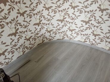 Müxtəlif rənglərdə və naxışlarda təqdim olunan laminat döşəmə. Asan