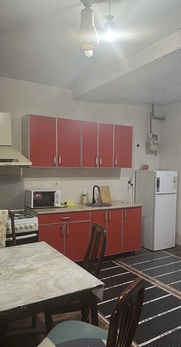 срочно продаётся 1 комнатная квартира в районе ошского рынка по улице молодая гвардия токтогула: 1 комната, Агентство недвижимости, Без подселения, С мебелью частично