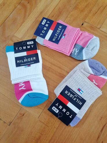 Čarape: 3/4 carape
12 pari 2000 din — 23