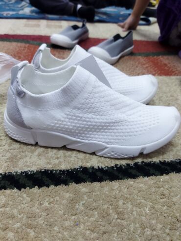 33 размер: Скидка!!!Продается новая детская обувь белого цвета. 220мм, примерно